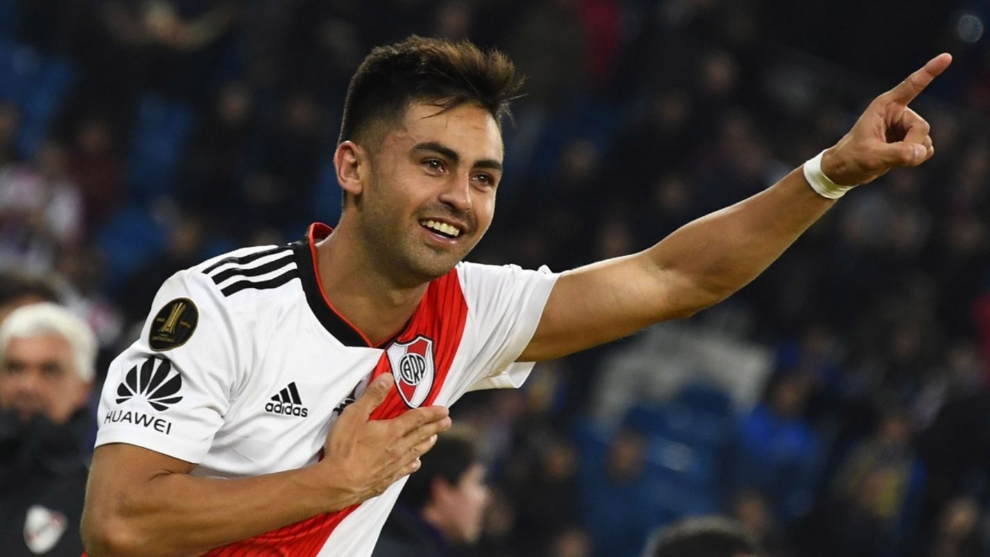 Pity Martínez le regaló su camiseta al árbitro luego de su partido ante Barracas Central