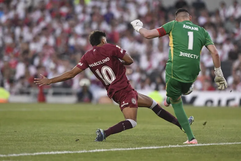 Con un espectacular gol de Borja y una destacada actuación de Armani, River venció a Lanús y se acerca a la cima de la tabla