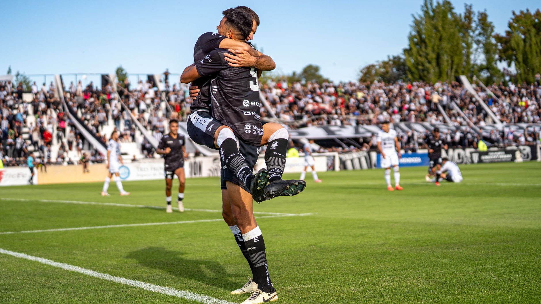 San Lorenzo goleó a Riestra y los jugadores brillaron en una noche de alivio